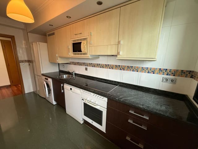 2 soveværelse Lejlighed til leje i Centro Urbano, Oviedo med garage - € 750 (Ref: 9575507)