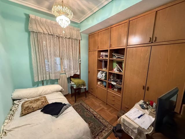 3 Zimmer Apartment zu verkaufen in Centro Urbano, Oviedo mit Garage - 133.000 € (Ref: 9697986)