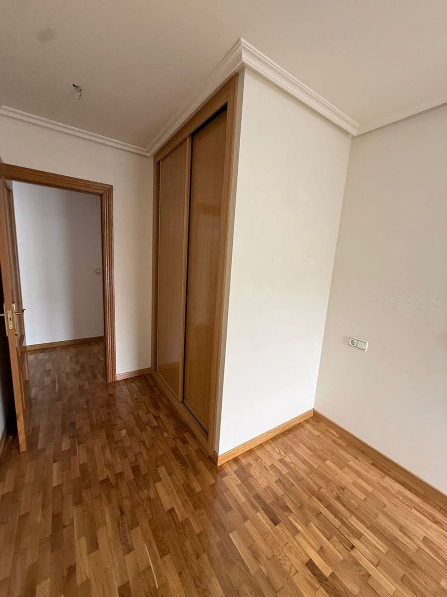 2 bedroom Apartment for sale in Oviedo with garage - € 235,000 (Ref: 9835262)