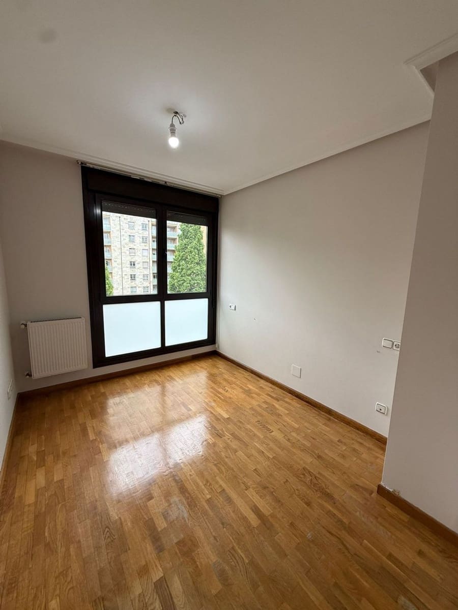 2 bedroom Apartment for sale in Oviedo with garage - € 235,000 (Ref: 9835262)