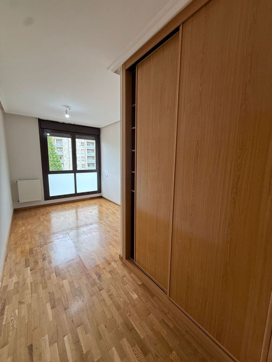 2 bedroom Apartment for sale in Oviedo with garage - € 235,000 (Ref: 9835262)