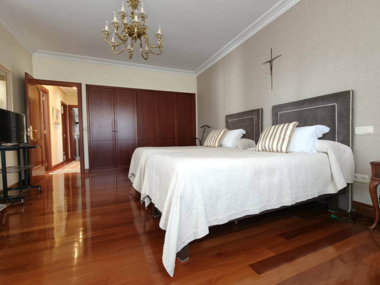 5 bedroom Villa for sale in Leioa with garage - € 1,750,000 (Ref: 10042310)
