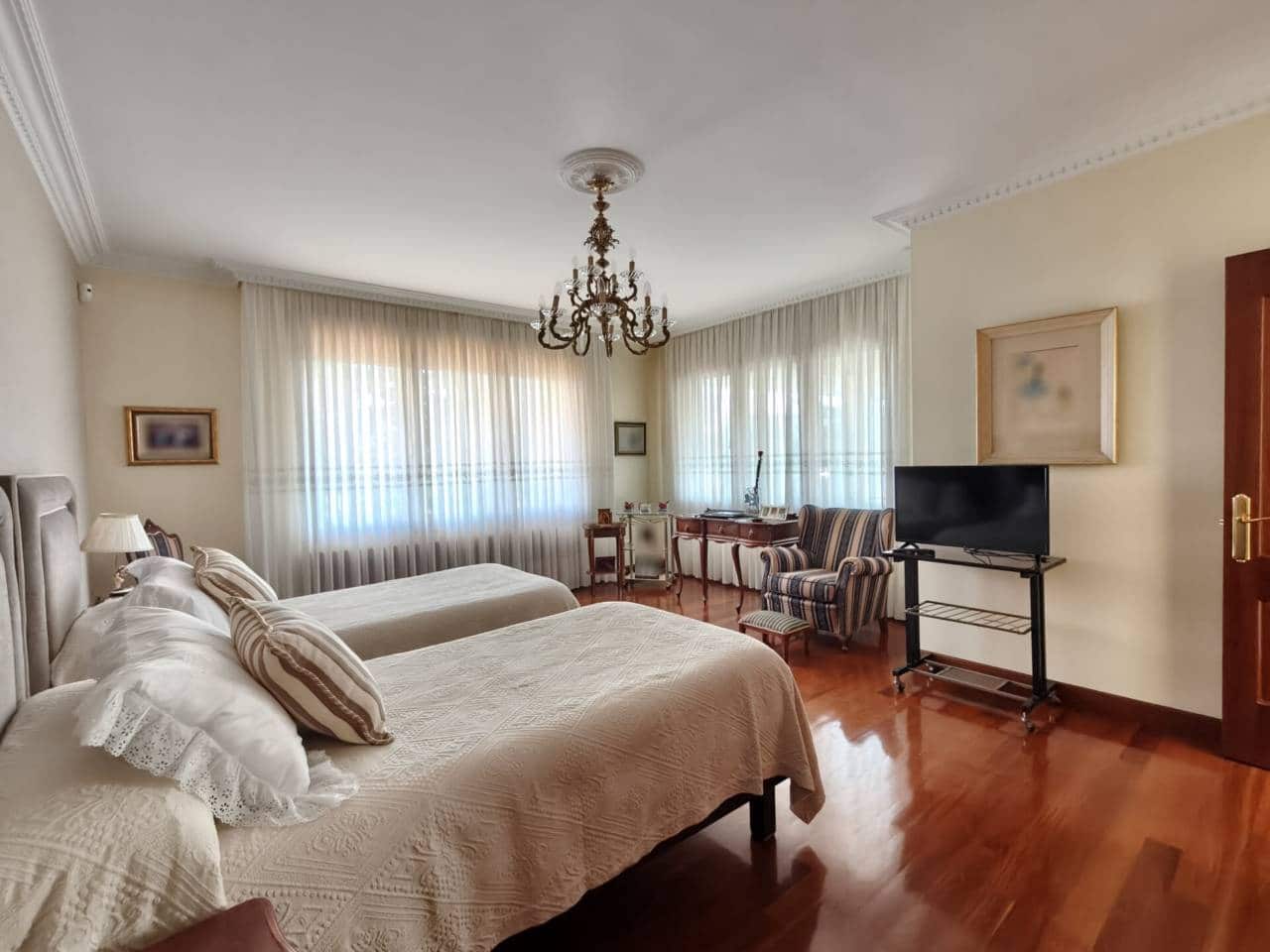 5 bedroom Villa for sale in Leioa with garage - € 1,750,000 (Ref: 10042310)