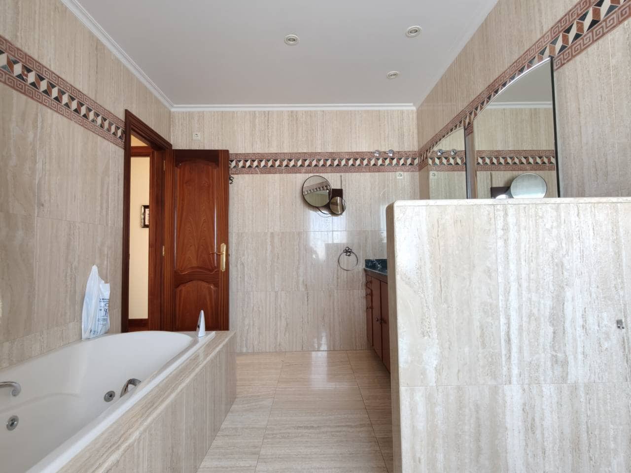 5 bedroom Villa for sale in Leioa with garage - € 1,750,000 (Ref: 10042310)