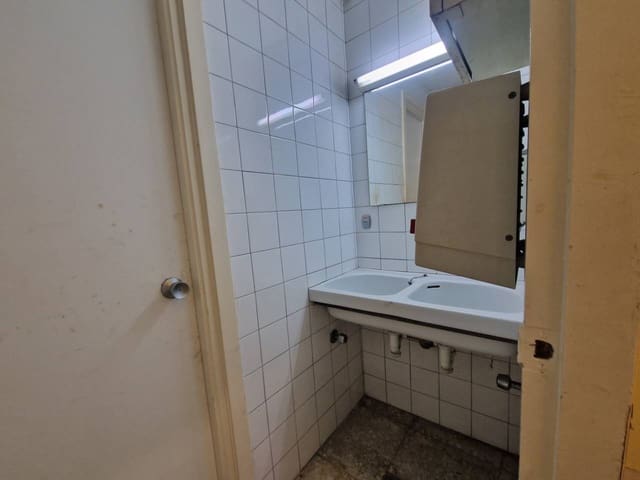 Commercial for sale in Bilbao - € 175,000 (Ref: 4410854)