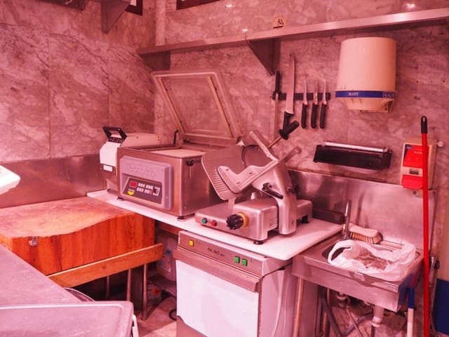 Commercial for sale in Bilbao - € 175,000 (Ref: 4410854)