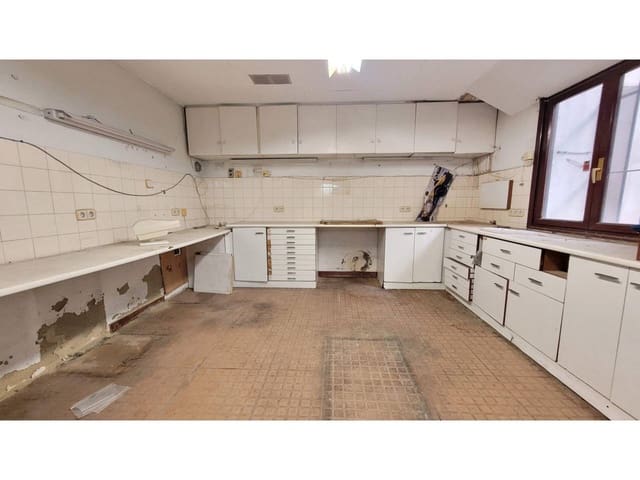 Kaupallinen myytävänä paikassa Bilbao - 990 000 € (Ref: 7773381)