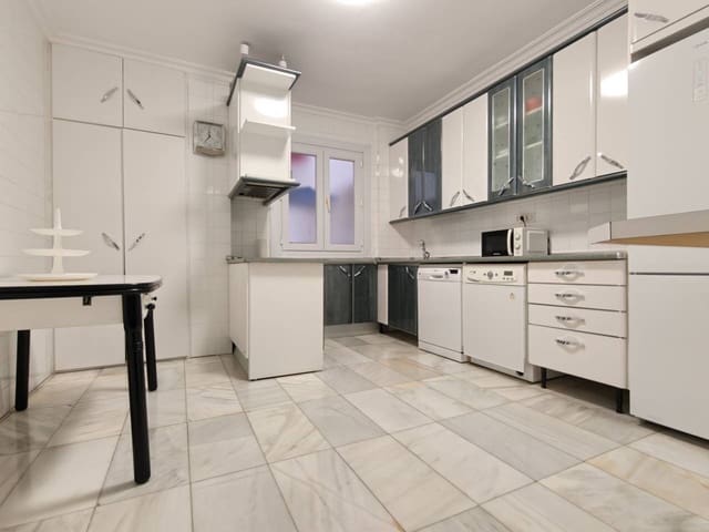 4 bedroom Flat for rent in Bilbao - € 2,200 (Ref: 9106230)