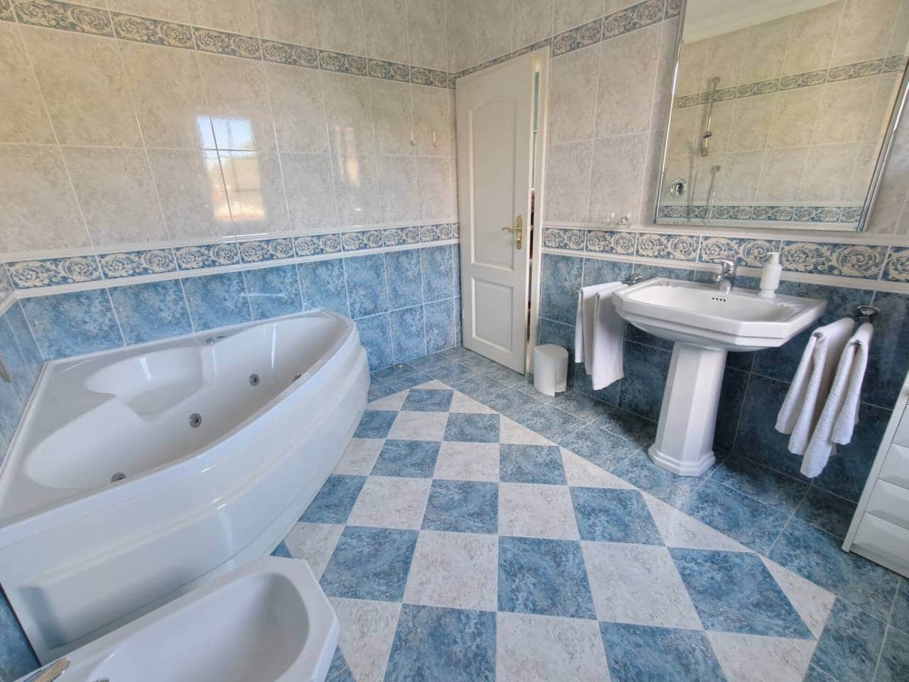 4 soveværelse Villa til salg i Castro-Urdiales med garage - € 550.000 (Ref: 9264038)