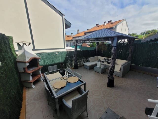 4 slaapkamer Rijtjeshuis te koop in Castro-Urdiales met garage - € 385.000 (Ref: 9311867)