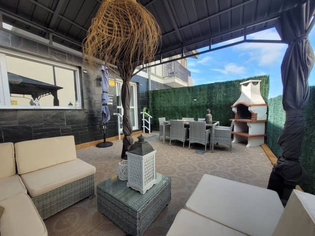 4 slaapkamer Rijtjeshuis te koop in Castro-Urdiales met garage - € 385.000 (Ref: 9311867)