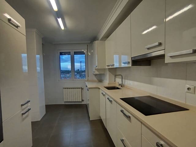 3 bedroom Flat for sale in Santander with garage - € 372,000 (Ref: 9378596)