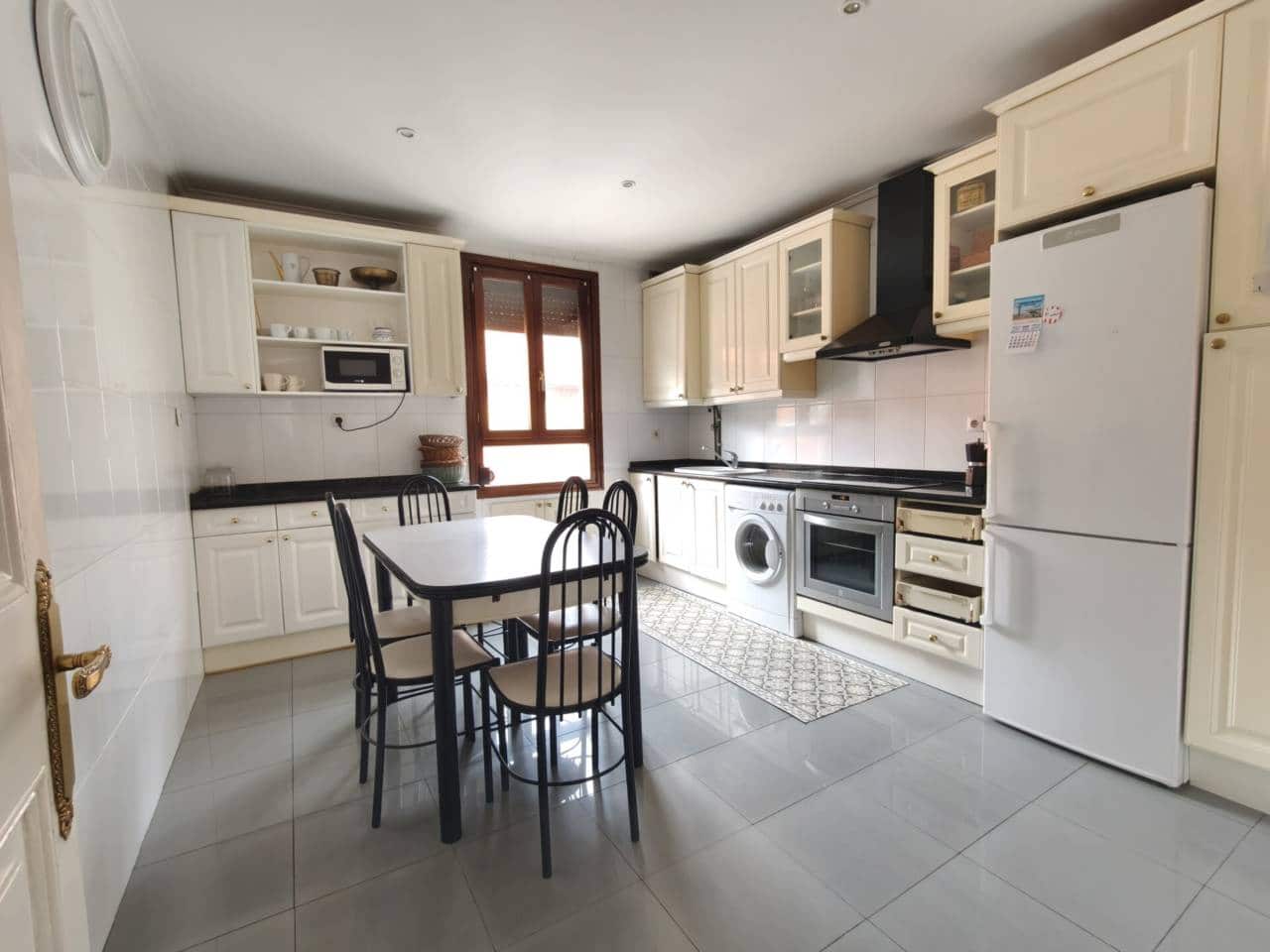 5 bedroom Flat for sale in Bilbao - € 480,000 (Ref: 9528927)