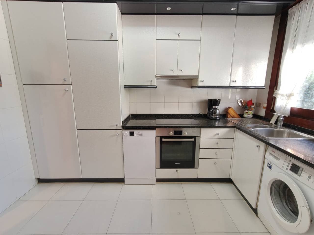 2 sovrum Lägenhet att hyra i Bilbao med garage - 1 000 € (Ref: 9946907)