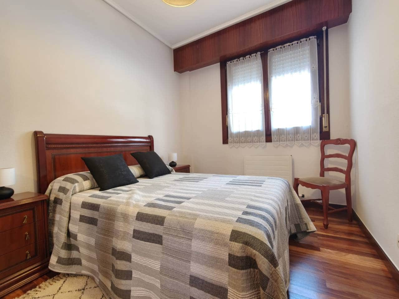 2 sovrum Lägenhet att hyra i Bilbao med garage - 1 000 € (Ref: 9946907)