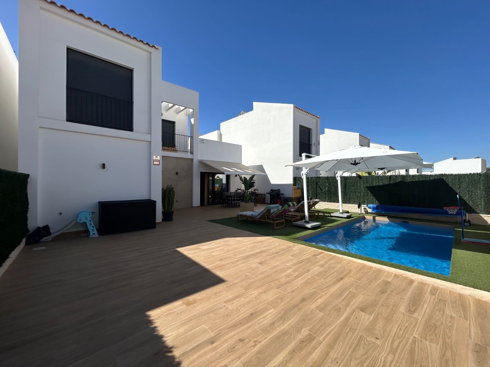 4 Zimmer Villa zu verkaufen in Pueblo Bravo mit Pool - 499.000 € (Ref: 10039174)