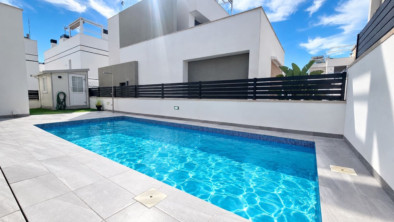 6 slaapkamer Villa te koop in Villamartin met zwembad garage - € 546.950 (Ref: 10097574)