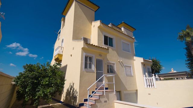 2 bedroom Semi-detached Villa for sale in Benimar, Benijófar with pool garage - € 239,950 (Ref: 10098635)