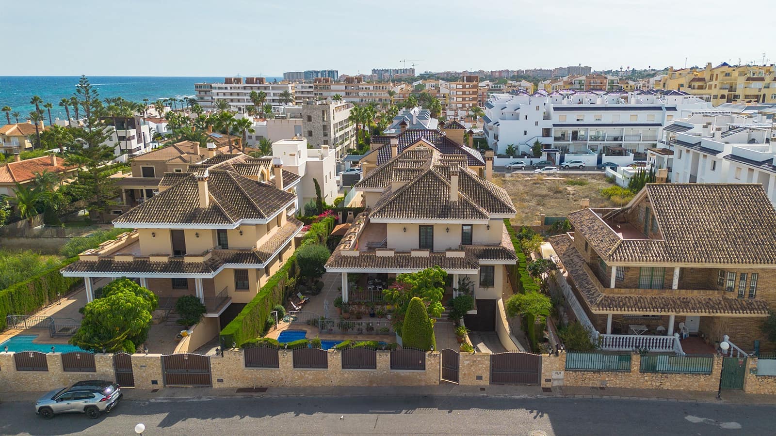 7 soverom Villa til salgs i Torrevieja med svømmebasseng garasje - € 2 250 000 (Ref: 10098833)