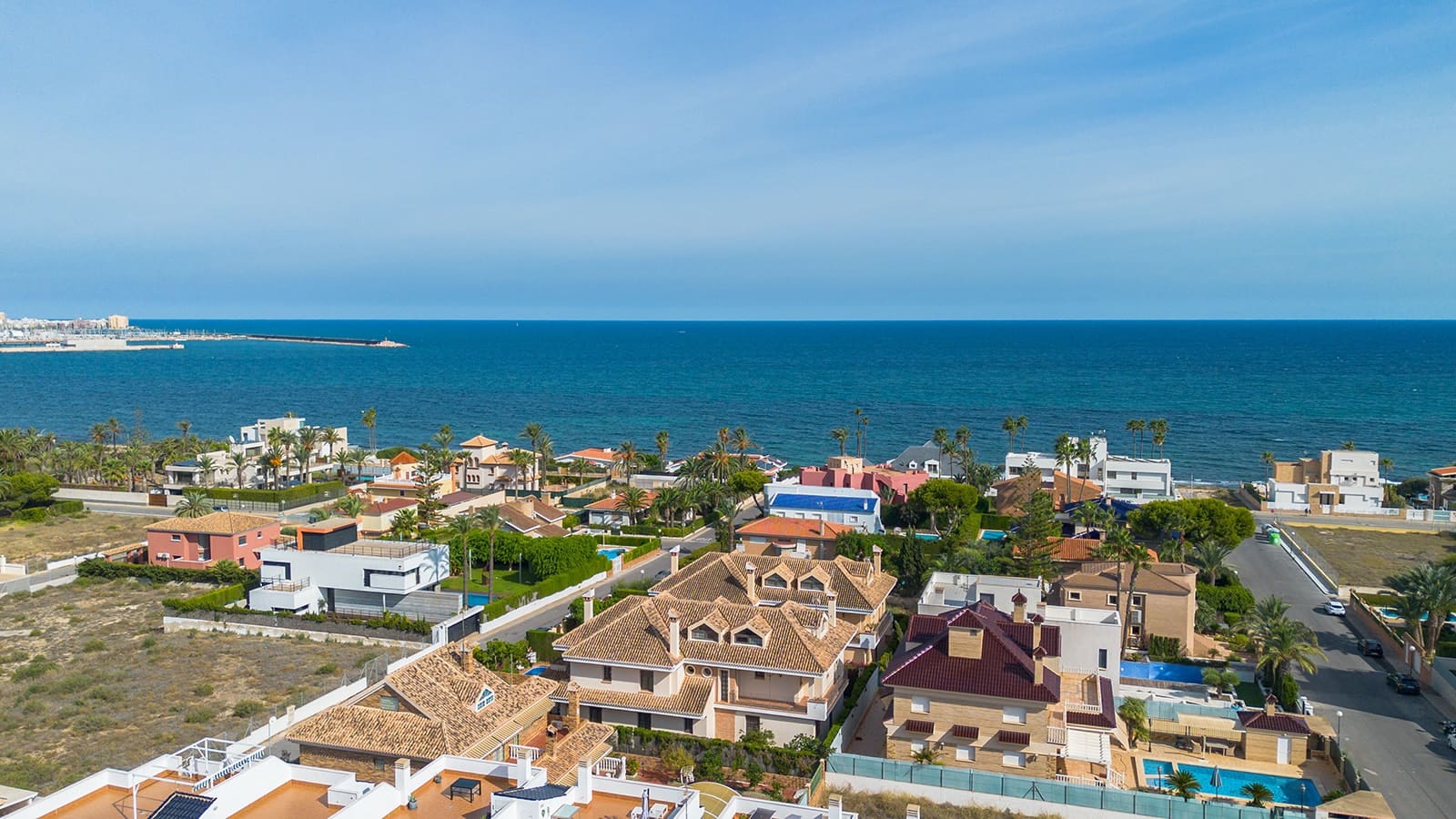 7 soverom Villa til salgs i Torrevieja med svømmebasseng garasje - € 2 250 000 (Ref: 10098833)