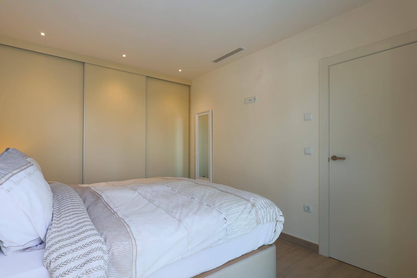 4 slaapkamer Villa te koop in Benijofar met zwembad garage - € 799.000 (Ref: 10100561)