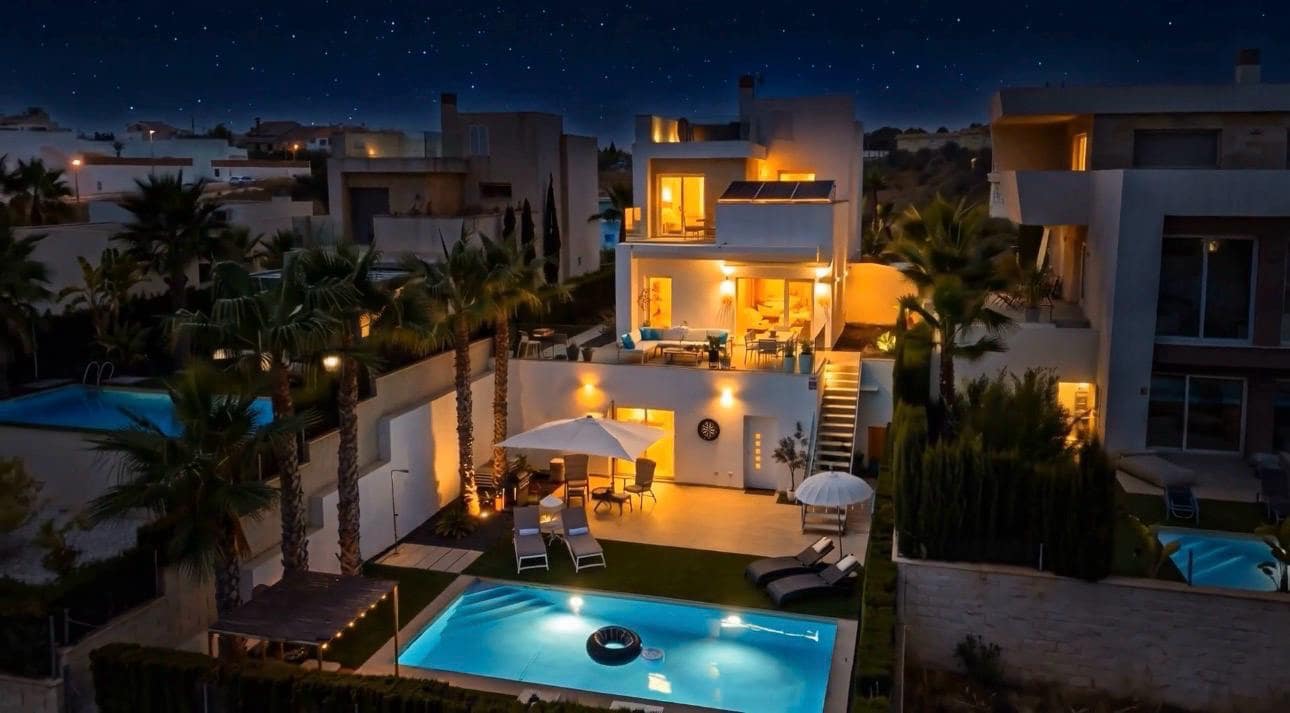 4 slaapkamer Villa te koop in Benijofar met zwembad garage - € 799.000 (Ref: 10100561)