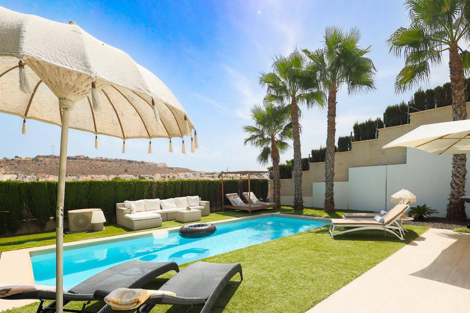 4 slaapkamer Villa te koop in Benijofar met zwembad garage - € 799.000 (Ref: 10100561)