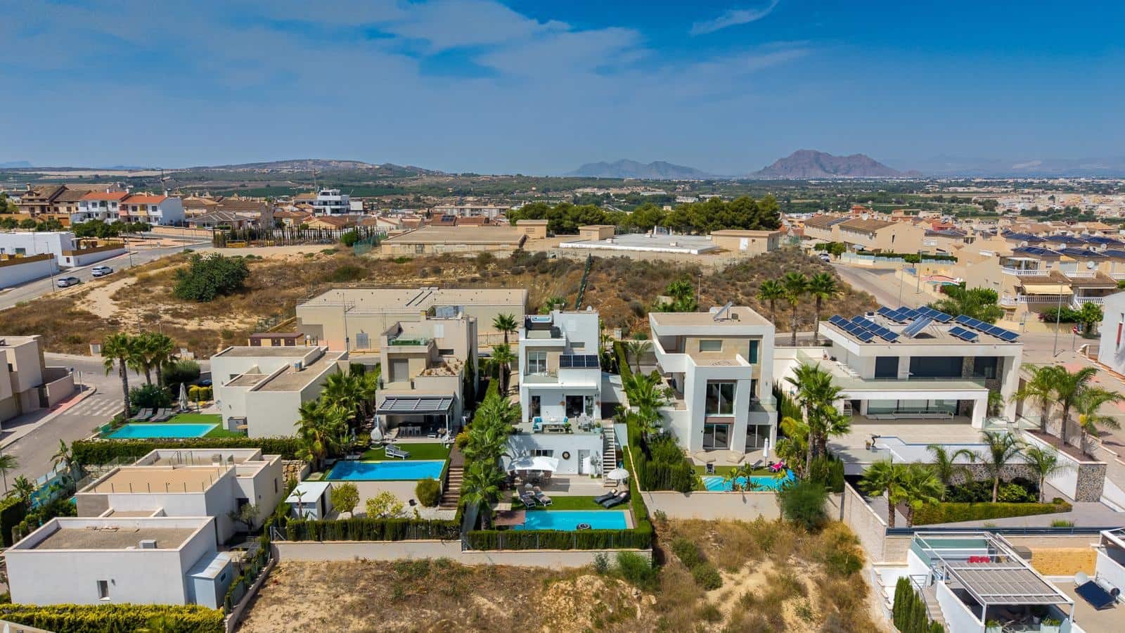 4 slaapkamer Villa te koop in Benijofar met zwembad garage - € 799.000 (Ref: 10100561)