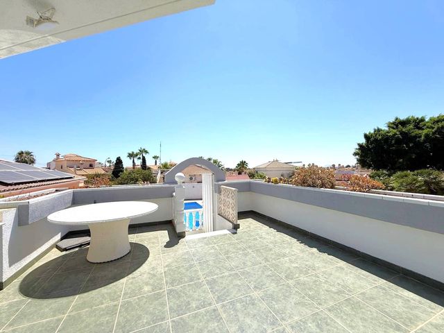 5 Zimmer Villa zu verkaufen in Blue Lagoon mit Pool Garage - 990.000 € (Ref: 10101556)