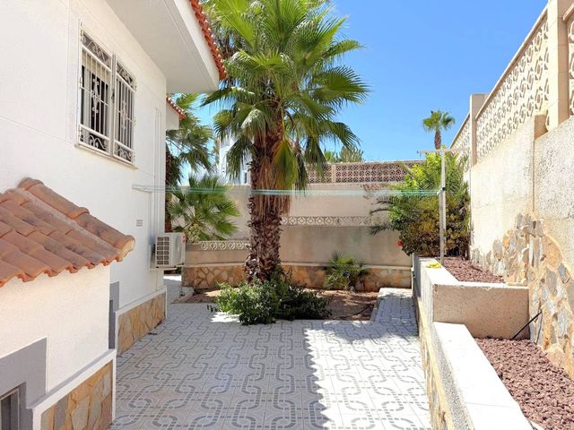 5 Zimmer Villa zu verkaufen in Blue Lagoon mit Pool Garage - 990.000 € (Ref: 10101556)