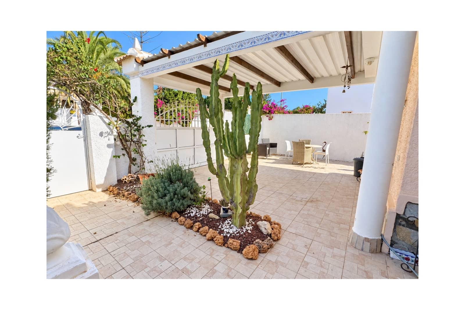 2 bedroom Villa for sale in Pueblo Bravo with pool garage - € 360,000 (Ref: 10163255)