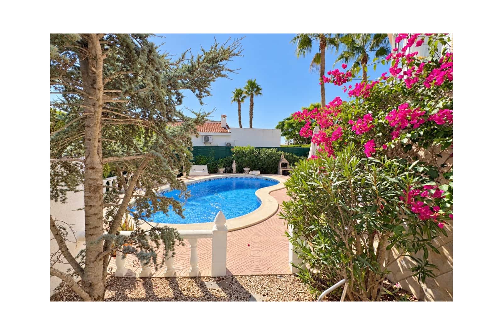 2 bedroom Villa for sale in Pueblo Bravo with pool garage - € 360,000 (Ref: 10163255)