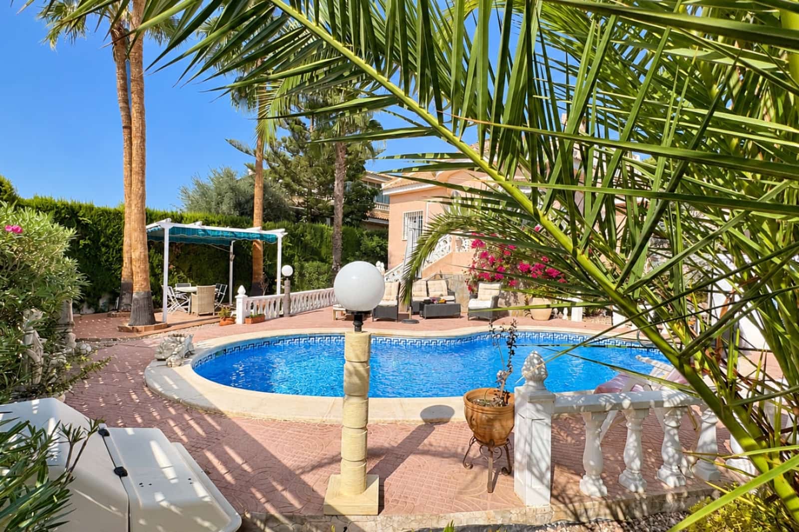 2 bedroom Villa for sale in Pueblo Bravo with pool garage - € 360,000 (Ref: 10163255)