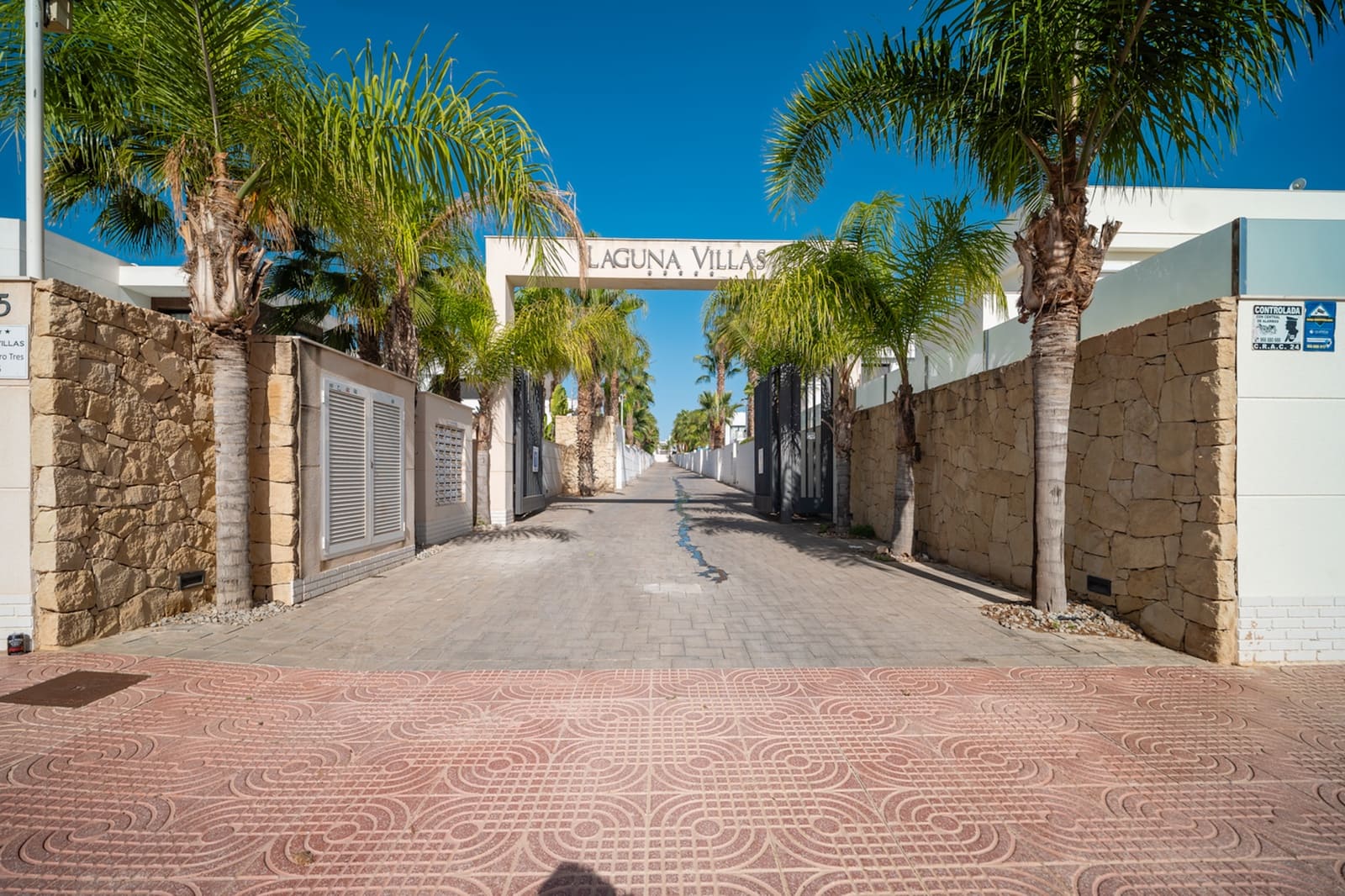 3 bedroom Villa for sale in Pueblo Bravo with pool - € 650,000 (Ref: 8598612)