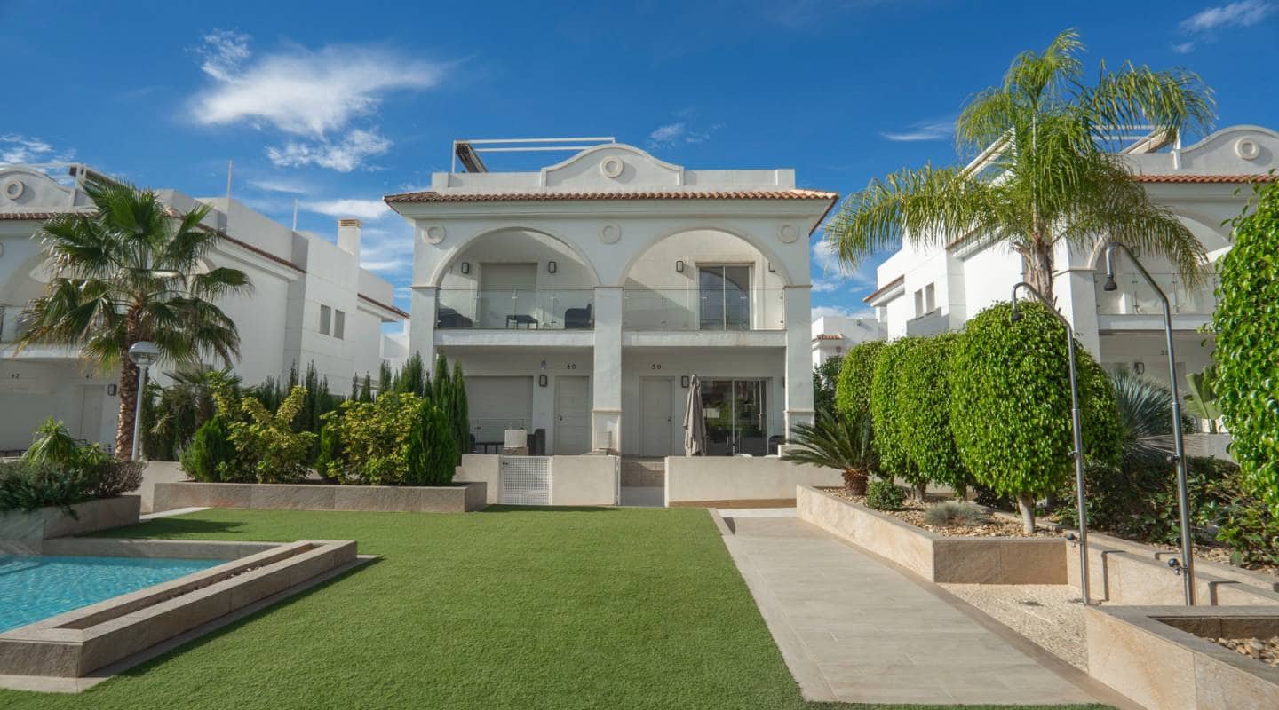 2 soverom Kjedet enebolig til salgs i Ciudad Quesada med svømmebasseng garasje - € 315 000 (Ref: 8868547)