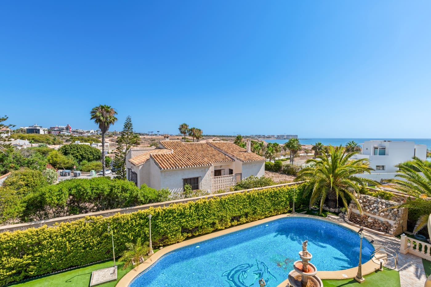 6 slaapkamer Villa te koop in Playa Flamenca met zwembad garage - € 2.095.000 (Ref: 8930596)