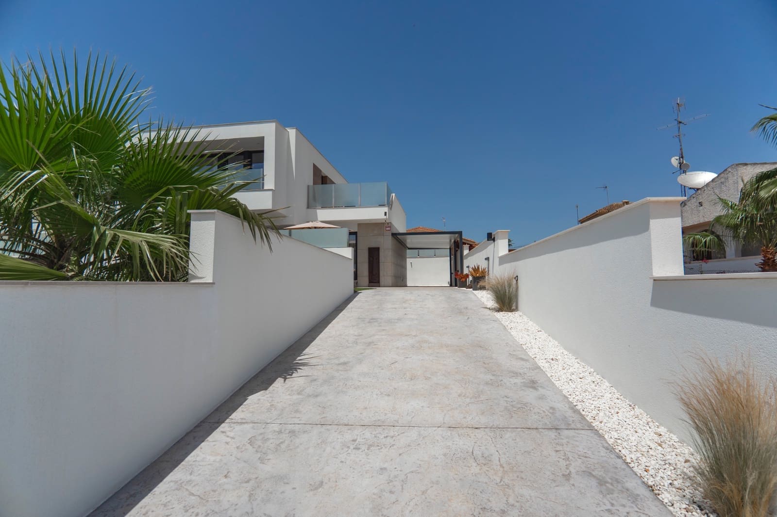 4 bedroom Villa for sale in Ciudad Quesada with pool - € 975,000 (Ref: 9000305)