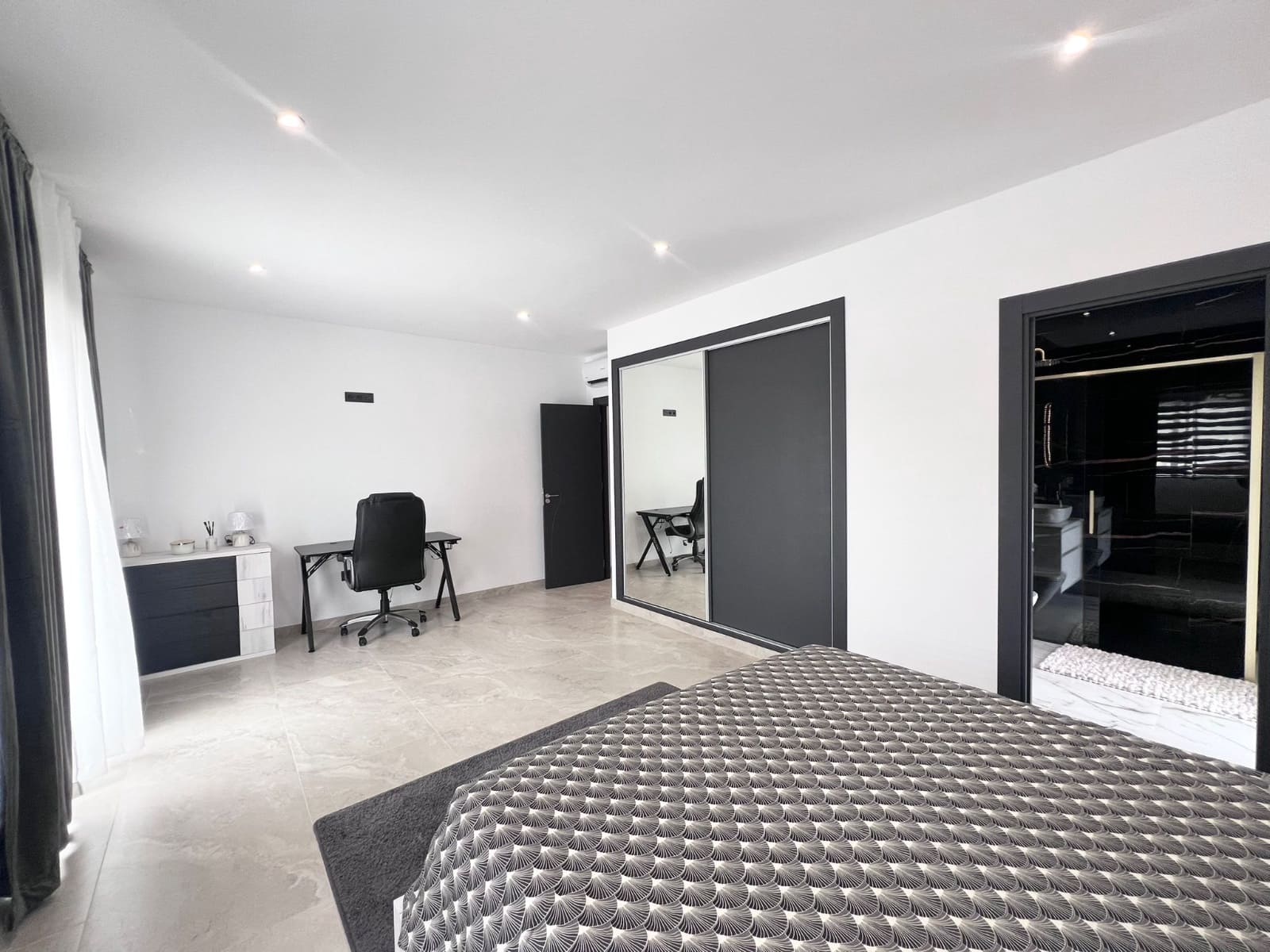 4 slaapkamer Villa te koop in Ciudad Quesada met zwembad - € 1.300.000 (Ref: 9049534)