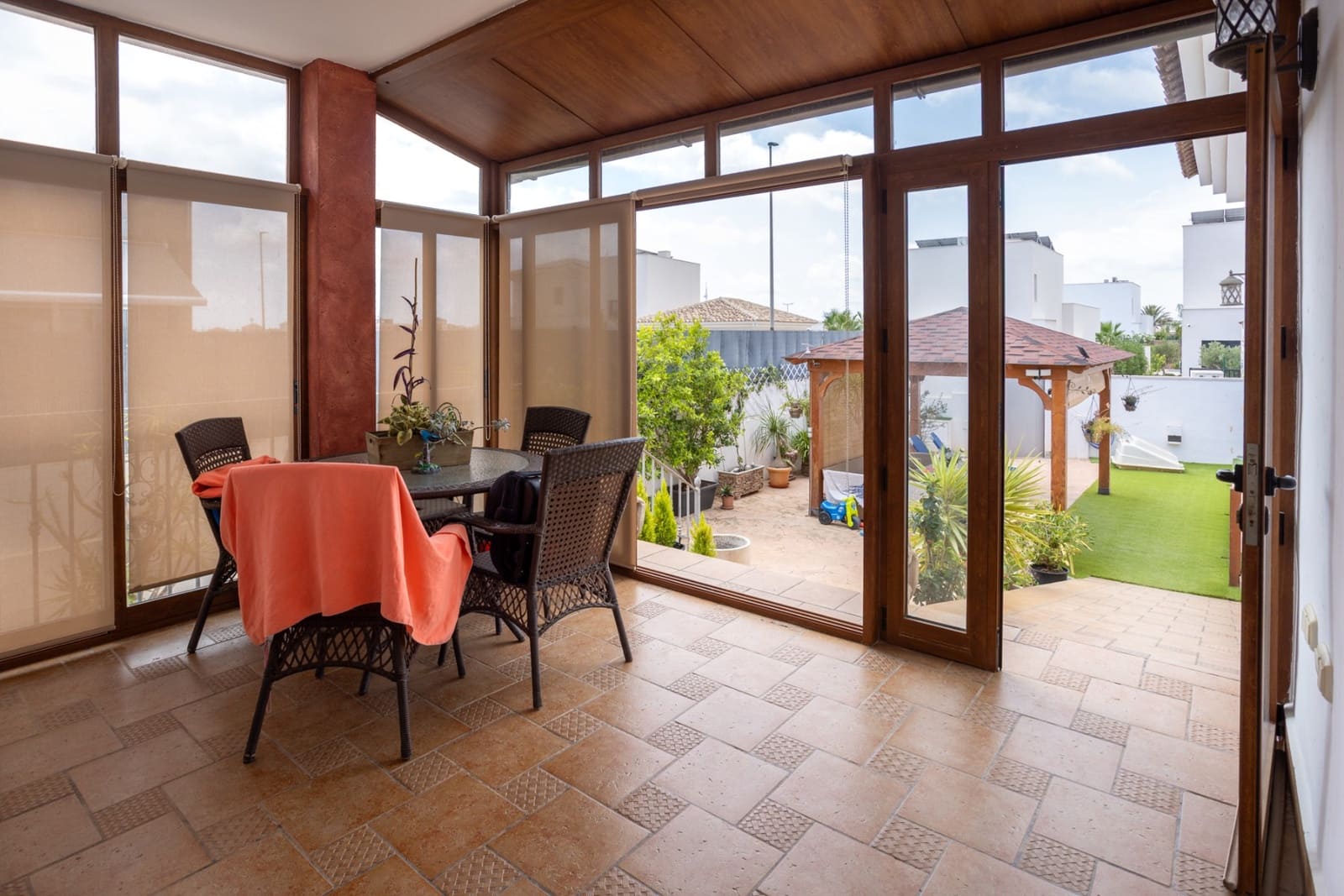 4 soveværelse Semi-Rækkehus til salg i Los Montesinos med swimmingpool garage - € 750.000 (Ref: 9129478)