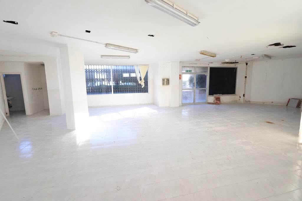 Kommersiell til salgs i La Zenia med svømmebasseng garasje - € 135 000 (Ref: 9129484)