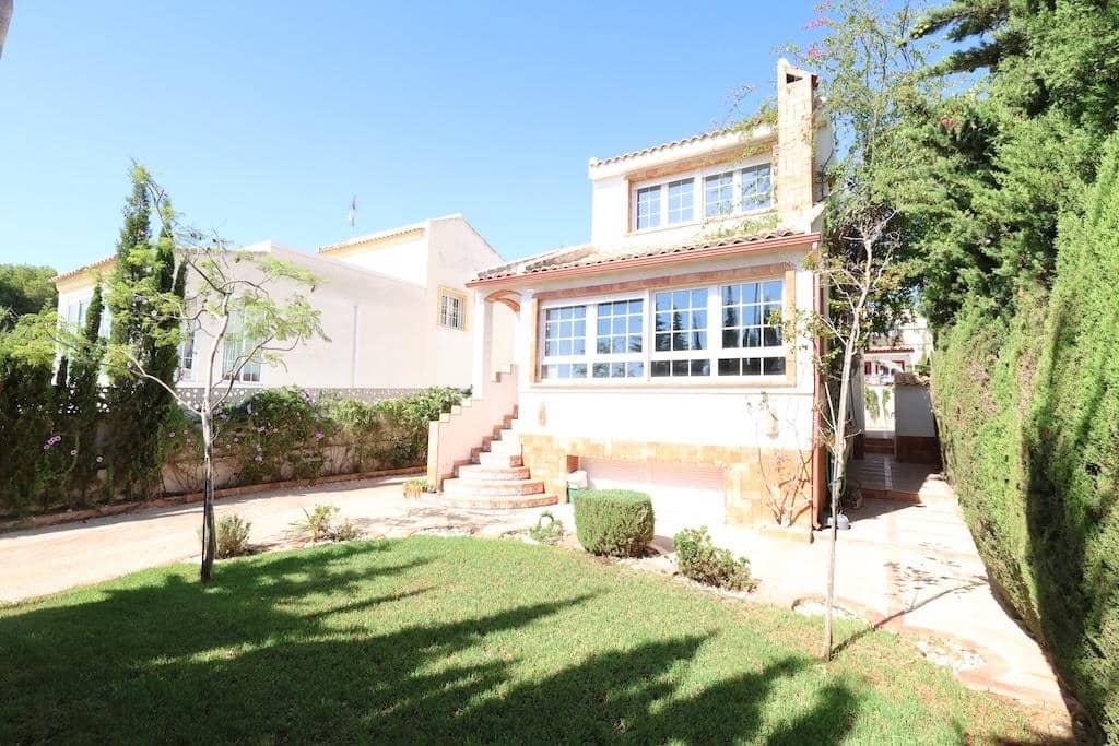 Chalet de 4 habitaciones en Villamartin en venta con garaje - 699.000 € (Ref: 9136901)