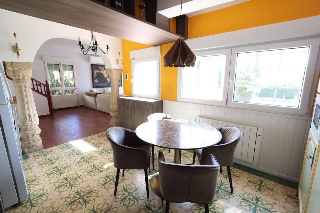 Chalet de 4 habitaciones en Villamartin en venta con garaje - 699.000 € (Ref: 9136901)