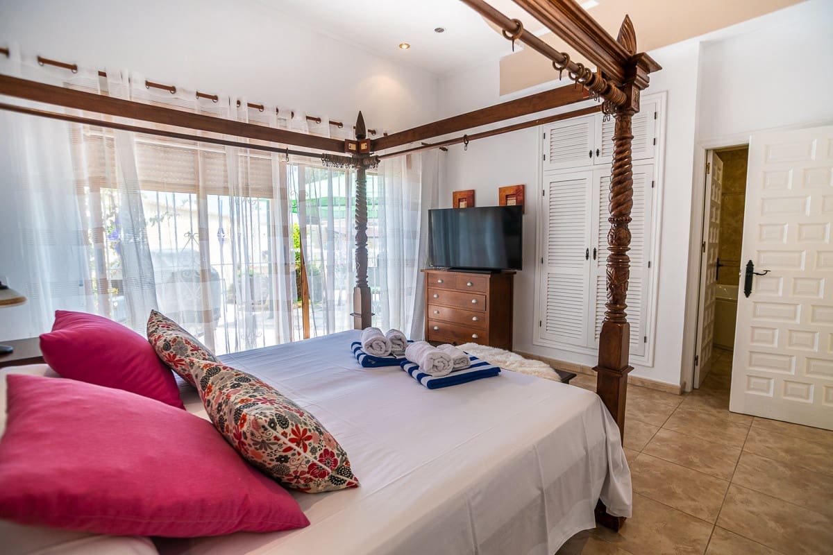 3 Zimmer Villa zu verkaufen in La Siesta mit Pool - 535.000 € (Ref: 9177186)