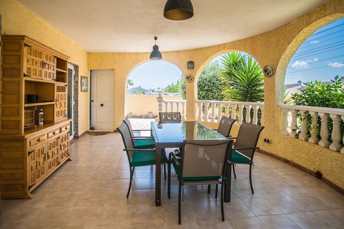 3 Zimmer Villa zu verkaufen in La Siesta mit Pool - 535.000 € (Ref: 9177186)