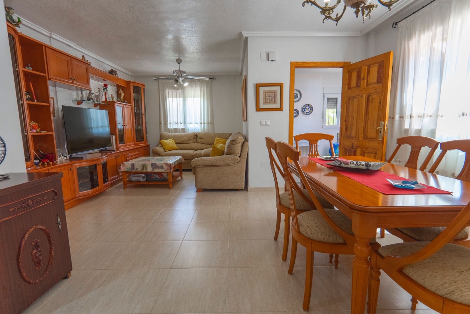 3 soverom Kjedet enebolig til salgs i Ciudad Quesada med svømmebasseng - € 219 950 (Ref: 9189784)