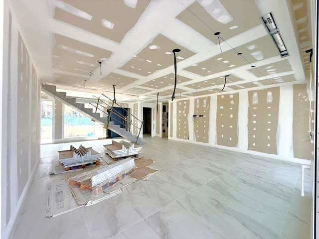 Chalet de 5 habitaciones en Punta Prima, Orihuela en venta con piscina - 2.950.000 € (Ref: 9231319)