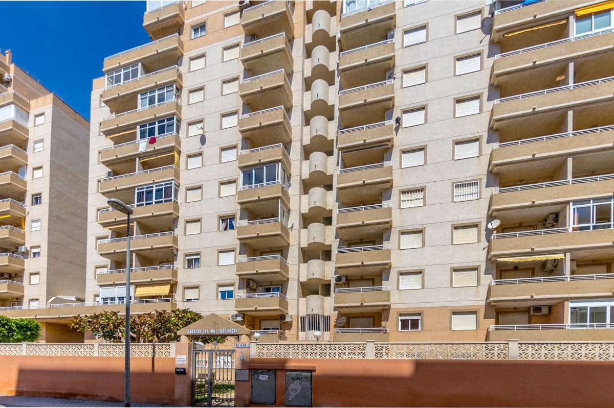 2 bedroom Apartment for sale in Torrevieja with pool - € 129,900 (Ref: 9287545)