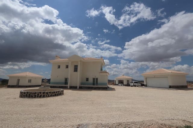 Chalet de 4 habitaciones en Pinoso en venta con piscina garaje - 423.000 € (Ref: 9346827)