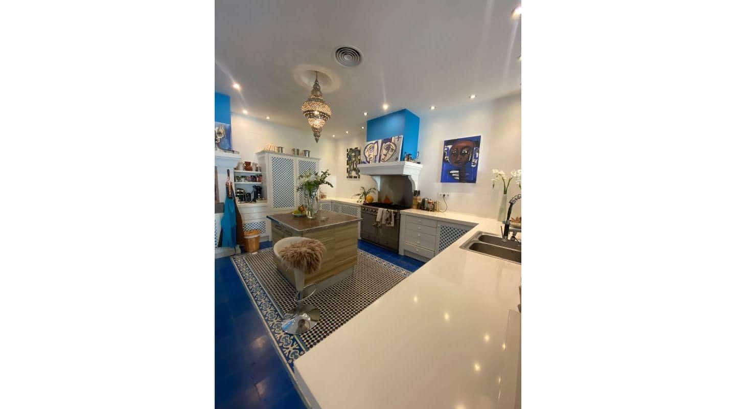 10 soverom Villa til salgs i San Isidro med svømmebasseng garasje - € 799 000 (Ref: 9353179)