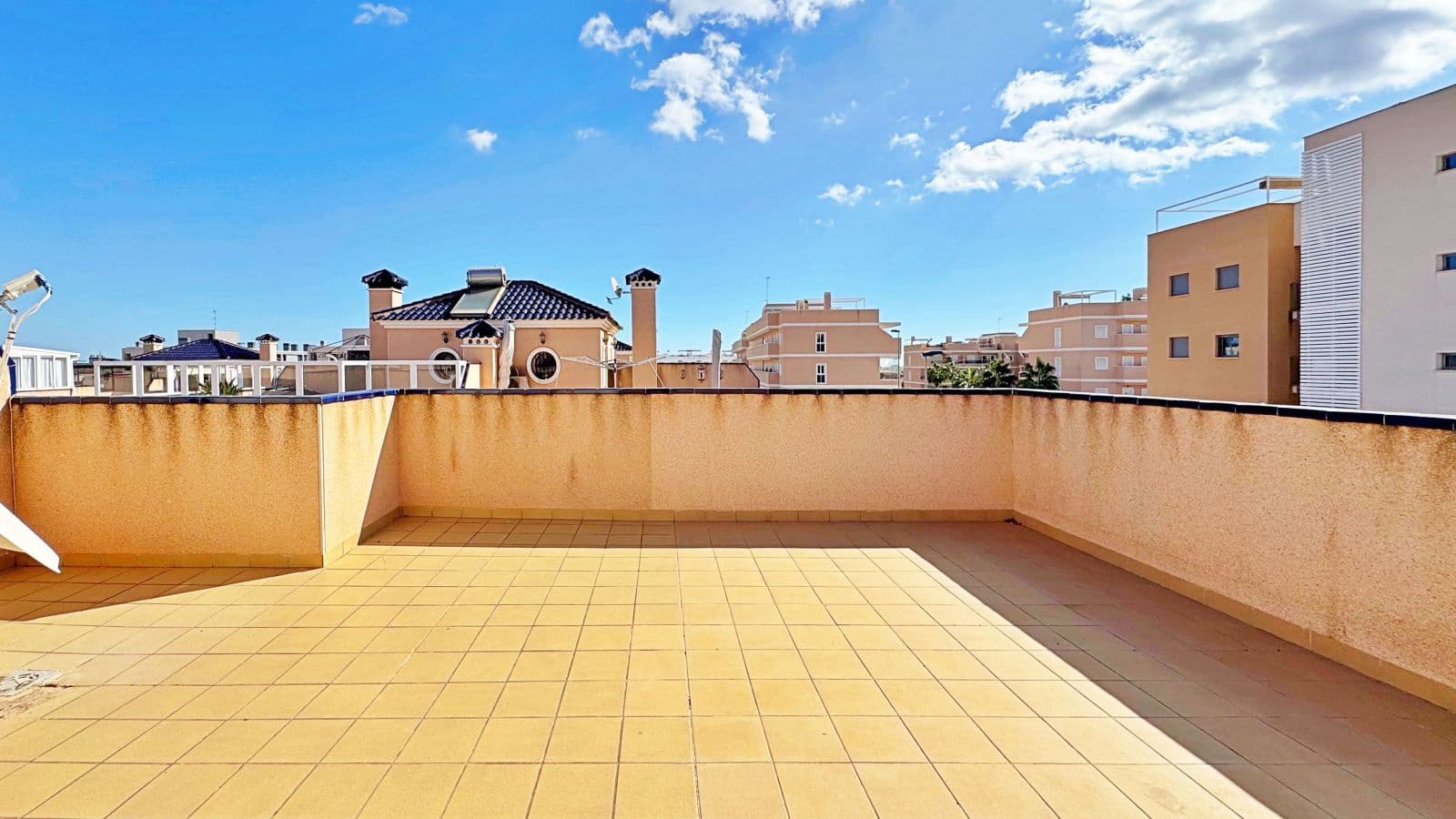 Casa de 3 habitaciones en Villamartin en venta - 275.900 € (Ref: 9355573)